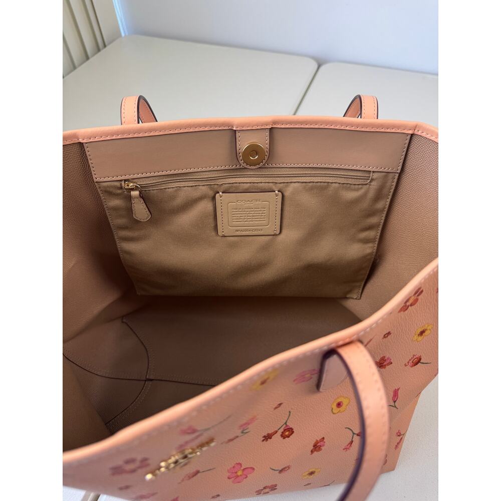 Coach City Tote Printed Coated CanvasWith Smooth Leather Handles And Trim - Picture 3 of 8
